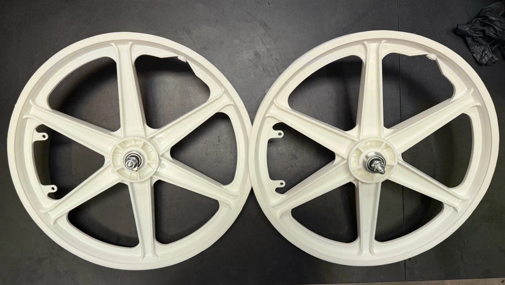 20" Bicycle Plastic White Mag Wheels Rims 20 x 2.125 Tires Tubes Set Snakeskin