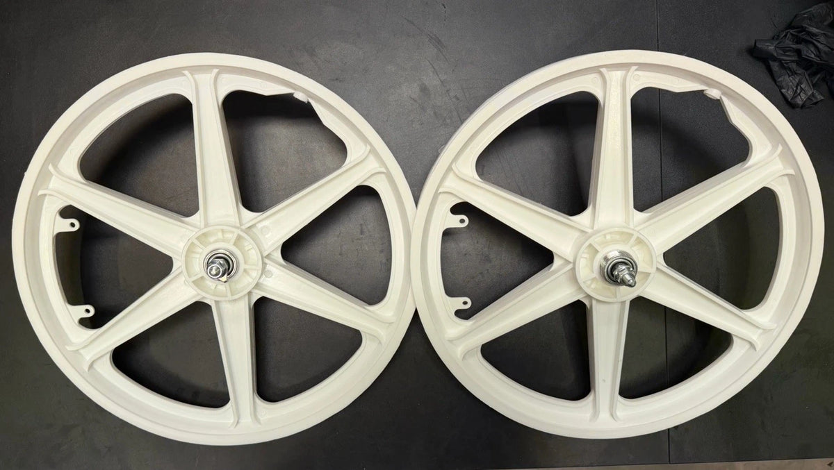 20" Bicycle Plastic White Mag Wheels Rims 20 x 2.125 Tires Tubes Set Snakeskin